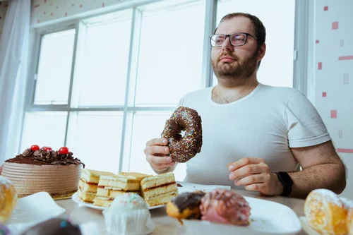 мужчина болен булимией